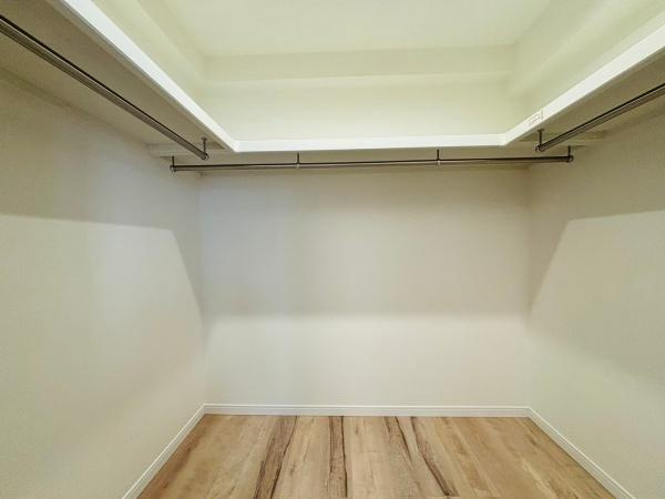 グローリア初穂湘南六浦の収納|収納量豊富なウォークインクローゼット設置しました。衣類だけでなく、箱物や思い出の品、季節物もたっぷり収納できるので、居住空間をより広く有効活用することができスッキリとしたお部屋になります。