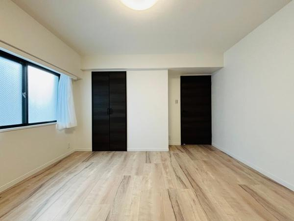 グローリア初穂湘南六浦の洋室|全居室にはクローゼットを完備！普段使いのお洋服や小物はもちろん、季節物のお洋服などもしっかりと整理整頓おしまい頂けます。居室空間をより広く隅々までお使いいただけますね。