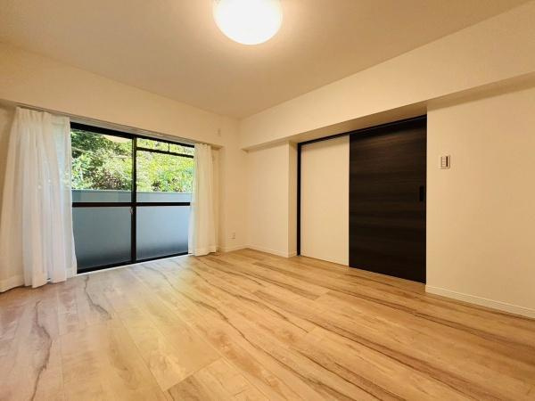 グローリア初穂湘南六浦の子供部屋|勉強机、ベットを置いても、広い空間の洋室！お子様の学習しやすい環境が整えられそうですね。