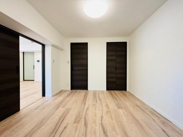 グローリア初穂湘南六浦の子供部屋|お子様の成長にも欠かせない日差しがたっぷり入るお部屋です。おもちゃ・学校の道具もすっきりと片付けられるクローゼット付で、成長と共にどんどん荷物が増えても安心！