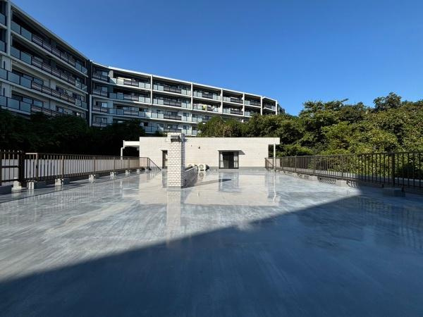 グローリア初穂湘南六浦のバルコニー|気持ちのいい空が見渡せる広いルーフバルコニー。爽やかな風を感じて、心躍る素敵な暮らしがはじまります！明るく暖かな陽射しが差し込みます。