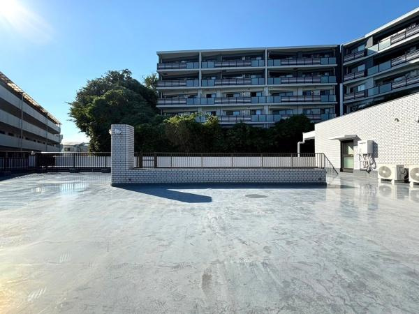 グローリア初穂湘南六浦のバルコニー|気持ちのいい空が見渡せる広いルーフバルコニー。爽やかな風を感じて、心躍る素敵な暮らしがはじまります！明るく暖かな陽射しが差し込みます。