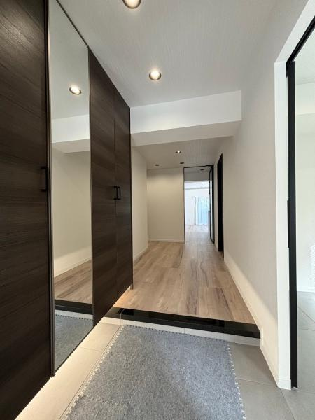 グローリア初穂湘南六浦の玄関|明るく広々とした玄関は、開放感があり温かみを感じさせてくれます。シューズボックスも備えつけられています。