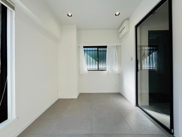 グローリア初穂湘南六浦の内装|玄関の横には土間打ちされた約４．５帖の収納部屋を造作！作業部屋やテレワークルーム、大型収納部屋としてご利用いただけます。