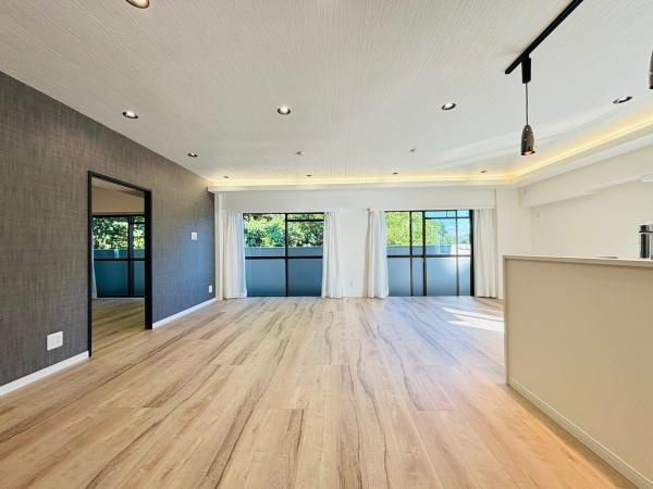 グローリア初穂湘南六浦の居間・リビング|多くの光りを取りこむＬＤＫは、明るい日差しでスタイリシュなＬＤＫに…家族が集まるリビングだからより使いやすく美しく。