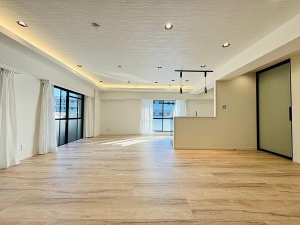 グローリア初穂湘南六浦の居間・リビング|上質な暮らしを感じさせてくれます。毎日の暮らしの中で表情を変える場所ですが、いつもあたたかく家族を包み込んでくれる場所。