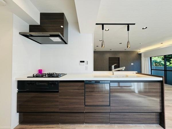 グローリア初穂湘南六浦のキッチン|家族との会話が楽しく、お子様の様子も確認できる安心感のある素敵な対面式キッチン！食洗器・浄水機能も付いています。