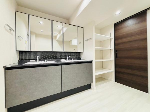 グローリア初穂湘南六浦の独立洗面台|ハンドシャワー付きの機能的なダブルボウル洗面化粧台！ストレスフリーの広さがある洗面所も魅力的！