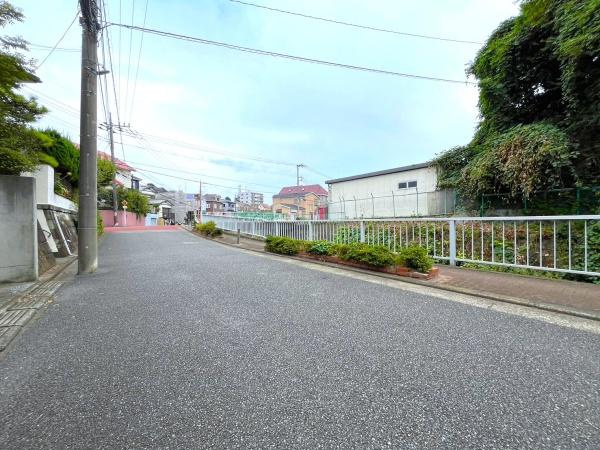 大和市草柳２丁目の中古一戸建の前面道路含む現地写真
