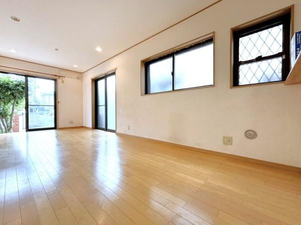 横浜市戸塚区原宿３丁目の中古一戸建の居間・リビング