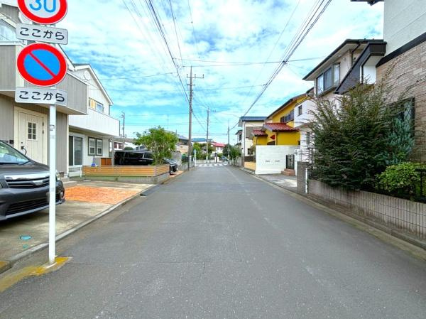 横浜市戸塚区原宿３丁目の中古一戸建の前面道路含む現地写真
