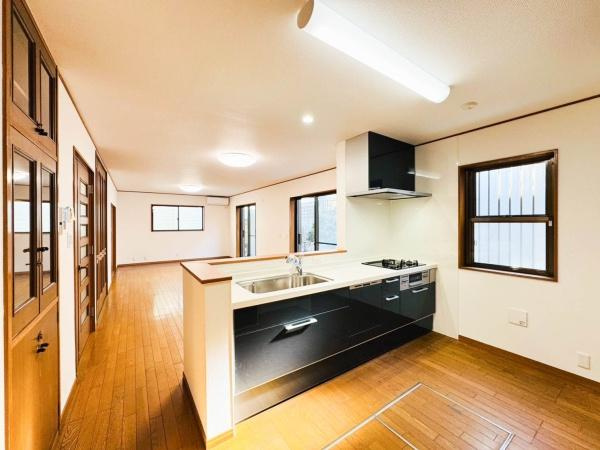 横浜市旭区白根５丁目の中古一戸建のキッチン|リビング・ダイニングと開放的に繋がるキッチン！家族やゲストとのコミュニケーションを楽しみながら料理や、家事を行えます！