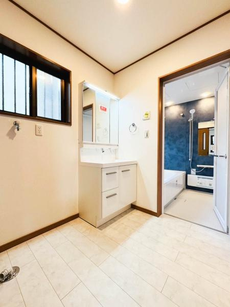 横浜市旭区白根５丁目の中古一戸建の独立洗面台|ハンドシャワー付き機能的な三面鏡洗面化粧台！ストレスフリーの広さがある洗面所も魅力的！