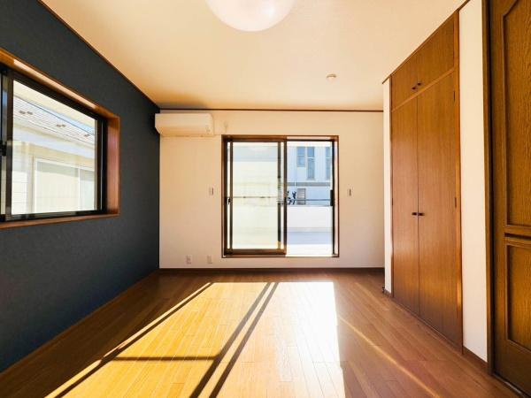 横浜市旭区白根５丁目の中古一戸建の寝室|行く時間をゆったりと感じることができる落ちついたプライベートルーム。リビングで楽しく過ごした後はゆっくりくつ過ぎろぐ時間を満喫できます。