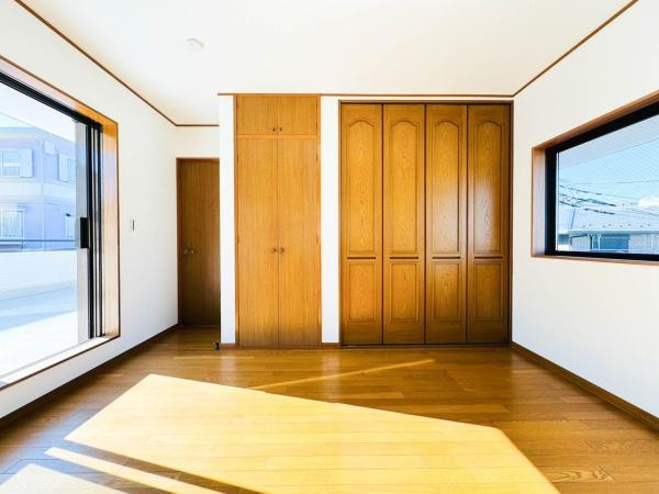横浜市旭区白根５丁目の中古一戸建の寝室|収納力を豊富に備えたお部屋！陽当たりの良い、ご夫婦様のくつろぎの空間です！