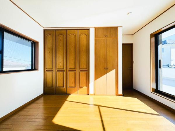 横浜市旭区白根５丁目の中古一戸建の洋室|全居室にはクローゼットを完備！普段使いのお洋服や小物はもちろん、季節物のお洋服などもしっかりと整理整頓おしまい頂けます。居室空間をより広く隅々までお使いいただけますね。