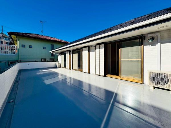 横浜市旭区白根５丁目の中古一戸建のバルコニー|気持ちのいい空が見渡せる広いルーフバルコニー。爽やかな風を感じて、心躍る素敵な暮らしがはじまります！明るく暖かな陽射しが差し込みます。