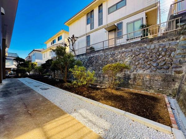 横浜市旭区白根５丁目の中古一戸建の庭|お子様の遊び場にも十分なお庭です。このお庭で思い切りお子様と遊んだり、色とりどりのお花で飾ったり、素敵なグリーンを集めてガーデニングをお楽しみ頂くのもいいかもしれませんね。