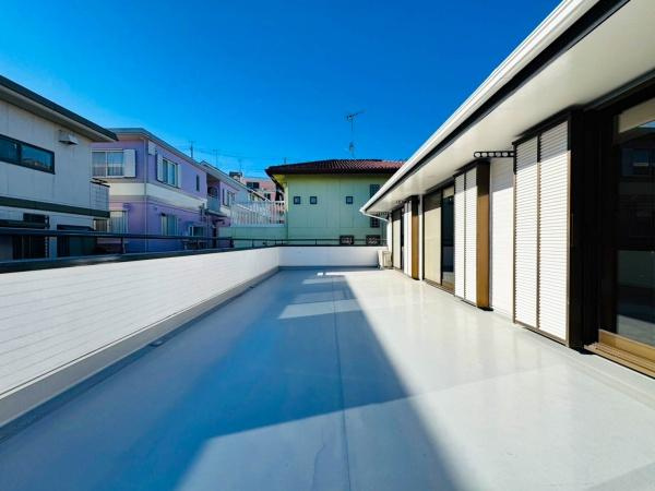 横浜市旭区白根５丁目の中古一戸建のバルコニー|気持ちのいい空が見渡せる広いルーフバルコニー。爽やかな風を感じて、心躍る素敵な暮らしがはじまります！明るく暖かな陽射しが差し込みます。