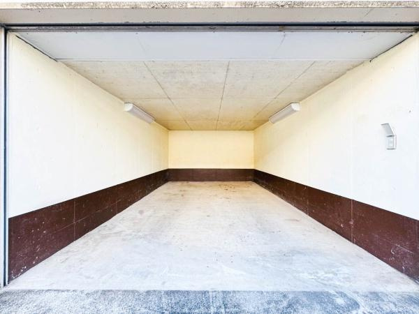 横浜市旭区白根５丁目の中古一戸建の駐車場|大切なお車を雨風から守る、シャッター付き車庫です！