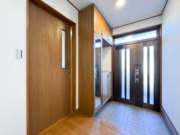 横浜市旭区白根５丁目の中古一戸建の玄関|明るく広々とした玄関は、開放感があり温かみを感じさせてくれます。シューズボックスも備えつけられています。