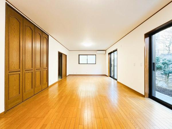 横浜市旭区白根５丁目の中古一戸建の居間・リビング|上質な暮らしを感じさせてくれます。毎日の暮らしの中で表情を変える場所ですが、いつもあたたかく家族を包み込んでくれる場所。