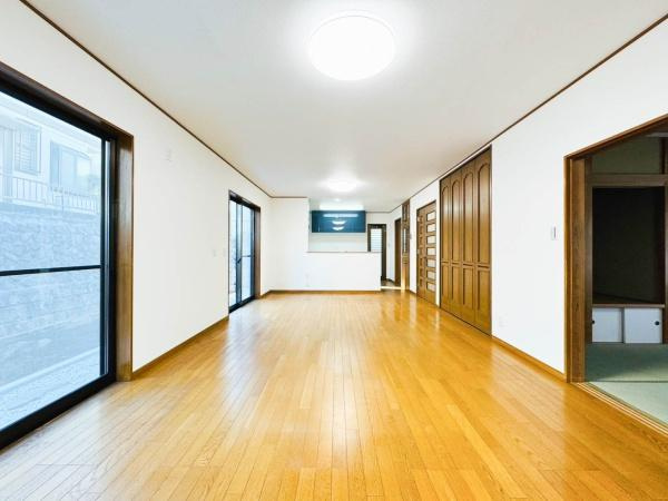 横浜市旭区白根５丁目の中古一戸建の居間・リビング|形の綺麗なリビングダイニングはお好きな家具を配置しても、余裕がありそうです。インテリアも想像しながらご見学されると、より一層楽しくなります。