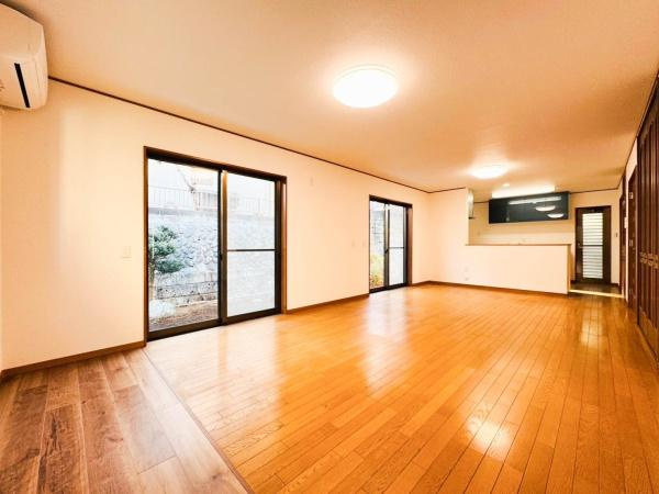 横浜市旭区白根５丁目の中古一戸建の居間・リビング|多くの光りを取りこむＬＤＫは、明るい日差しでスタイリシュなＬＤＫに…家族が集まるリビングだからより使いやすく美しく。