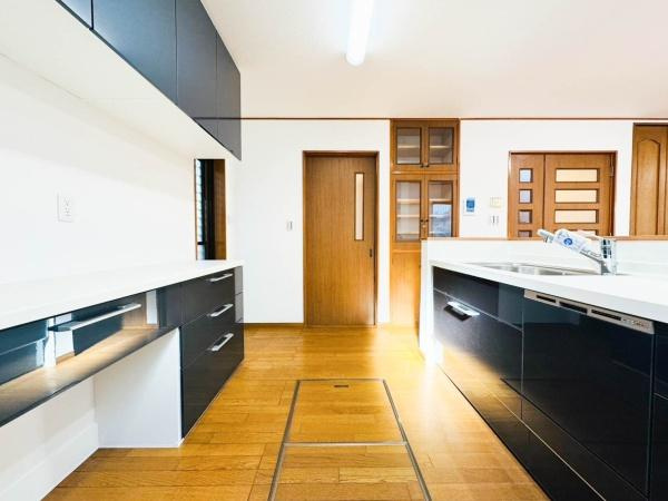 横浜市旭区白根５丁目の中古一戸建のキッチン|家族との会話が楽しく、お子様の様子も確認できる安心感のある素敵な対面式キッチン！食洗器・浄水機能も付いています。