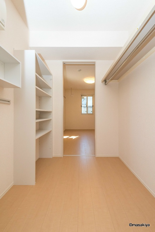 B-FLATの居間・リビング|ウォークスルークローゼット