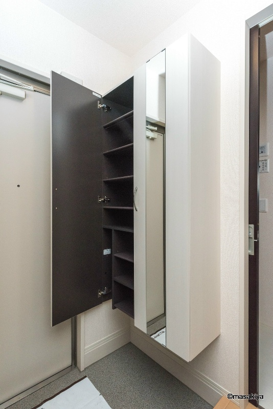 B-FLATの玄関|下駄箱