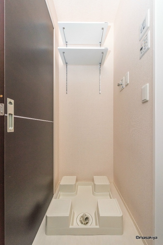 B-FLATの洗面所|室内洗濯機置き場