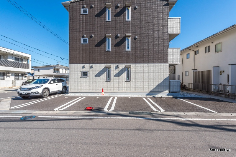 B-FLATの外観|駐車場