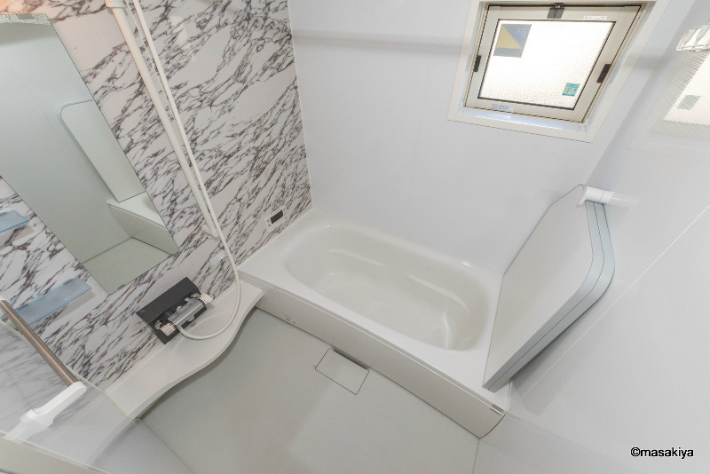 B-FLATの浴室|お風呂　追い焚き・浴室乾燥機付きです。一坪タイプで広々です。