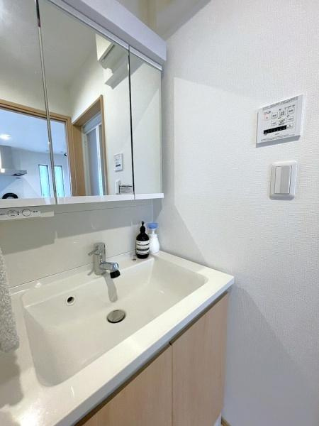 横浜市神奈川区三ツ沢中町の中古一戸建の独立洗面台