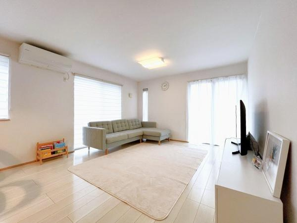 横浜市神奈川区三ツ沢中町の中古一戸建の居間・リビング