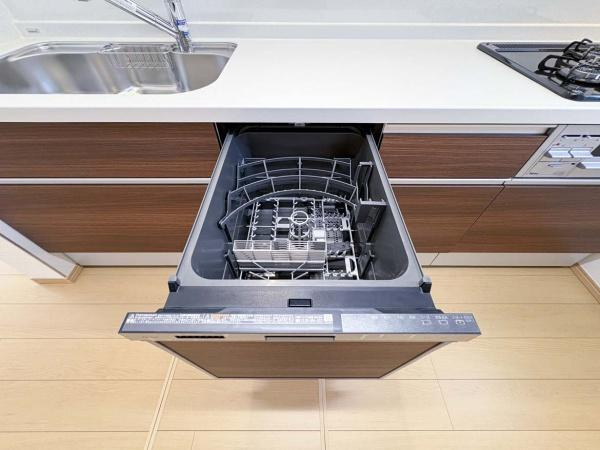 横須賀市平作２丁目の新築一戸建のキッチン|＜食洗機＞手洗いよりも時間の節約が出来るので子育てや家事で忙しい方の味方です。また高速洗浄と乾燥で殺菌効果が望め衛生的。手洗いよりも節水効果もありうれしいポイント詰まっています！