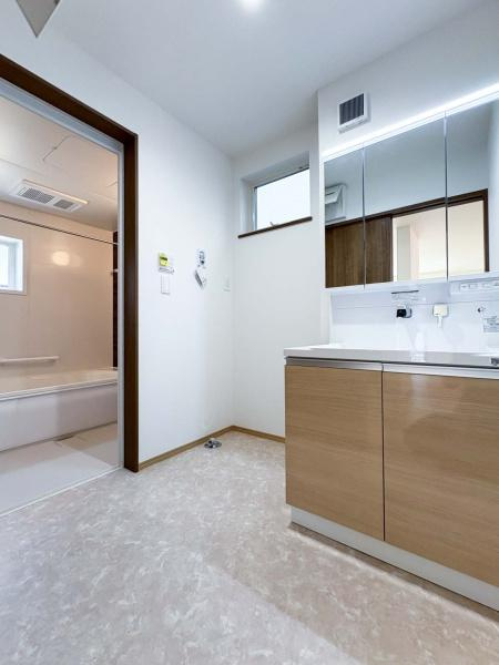 横須賀市平作２丁目の新築一戸建の独立洗面台|ご家族の1日が始まり、1日が終わりを締めくくる洗面空間。快適に過ごせることはもちろん、気品や優雅さを兼ね備えたパウダールームです。