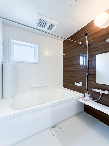 横須賀市平作２丁目の新築一戸建の浴室|いつでも暖かいお風呂に入れるのが嬉しい追焚き機能付き。お仕事でご帰宅の遅くなったお父さんも暖かい湯船に入浴できます。もちろん広さも1坪タイプあるのでお子様ともゆったりと入れます。