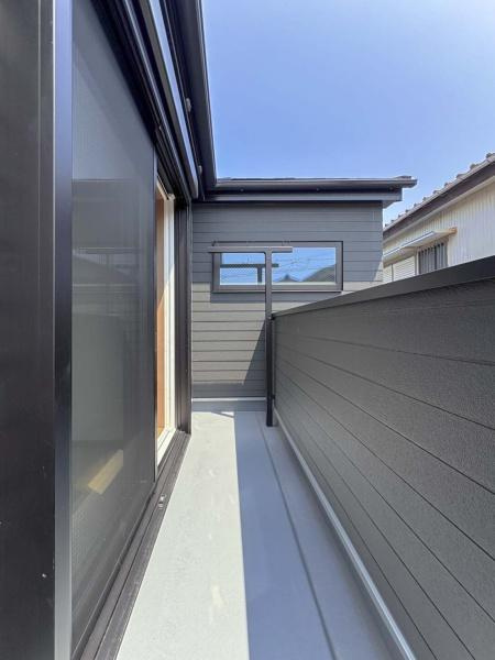 横須賀市平作２丁目の新築一戸建のバルコニー|プライベート性が確保されたバルコニー。ワイドな空間にたっぷりの陽光が降り注ぎます。
