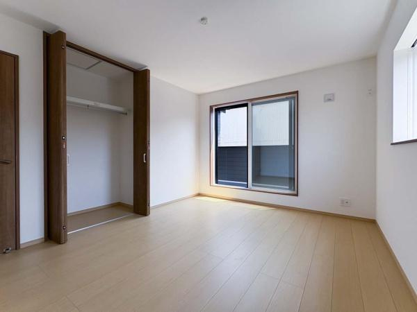 横須賀市平作２丁目の新築一戸建の寝室|全居室にはクローゼットを完備！普段使いのお洋服や小物はもちろん、季節物のお洋服などもしっかりと整理整頓おしまい頂けます。居室空間をより広く隅々までお使いいただけますね。
