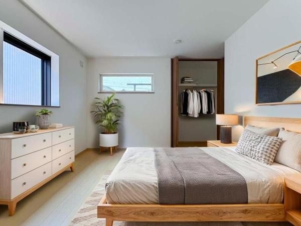 横須賀市平作２丁目の新築一戸建の洋室|2面採光で光を集めるプライベートルームはゆっくりと落ち着く空間です。クローゼットもございますので、収納家具を新たに揃える準備も省け、なにより居住空間を広く使えるので快適です※家具はCGです。