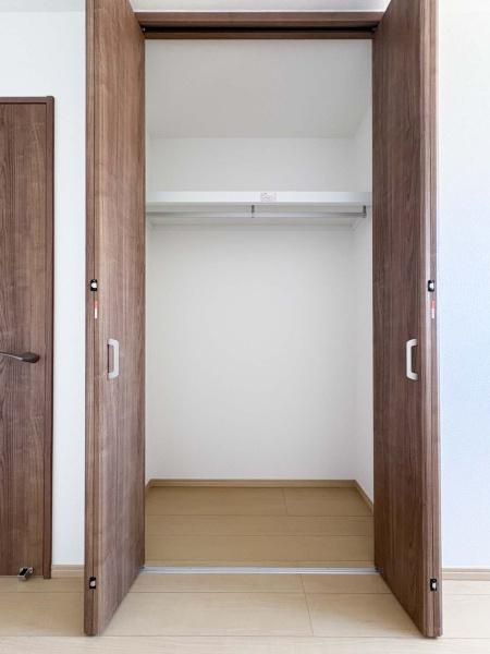 横須賀市平作２丁目の新築一戸建の収納|しっかりとした大きさのクローゼットを完備し、収納スペースも十分です！日ごろの整理整頓に収納はかかせません　各居室にはクローゼットが備え付けられており、居室の広さを有効に使えます。
