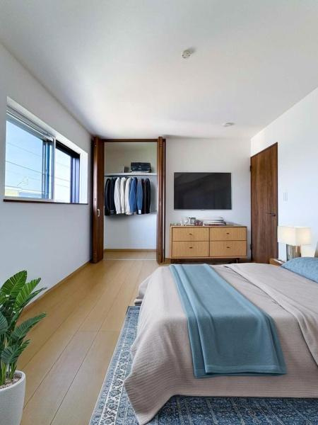 横須賀市平作２丁目の新築一戸建の子供部屋|お子様の成長にも欠かせない日差しがたっぷり入るお部屋です。おもちゃ・学校の道具もすっきりと片付けられるクローゼット付で、成長と共にどんどん荷物が増えても安心！