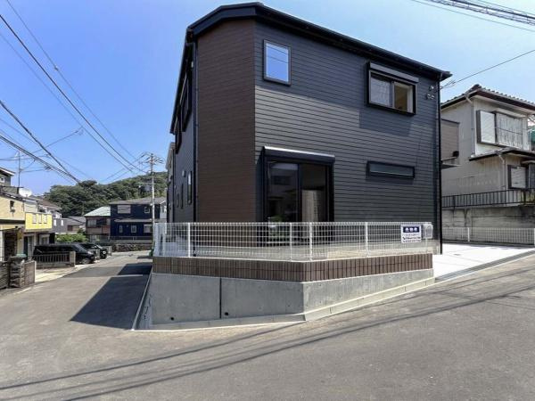 横須賀市平作２丁目の新築一戸建の前面道路含む現地写真|周辺には学校や買物施設もあり生活、子育てに適した環境が広がっています！「永住地」として、物件のご見学だけではなく、周辺の環境や通学できる学校についてもご相談ください。
