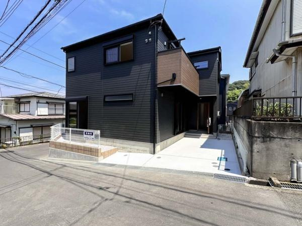 横須賀市平作２丁目の新築一戸建の外観|使いやすさもデザインも重視した理想の暮らしをかなえるお家。美しい外観やくつろぎの室内空間にふさわしい「素材」「形」「色彩」を考え、上質感に満ちたお家です。
