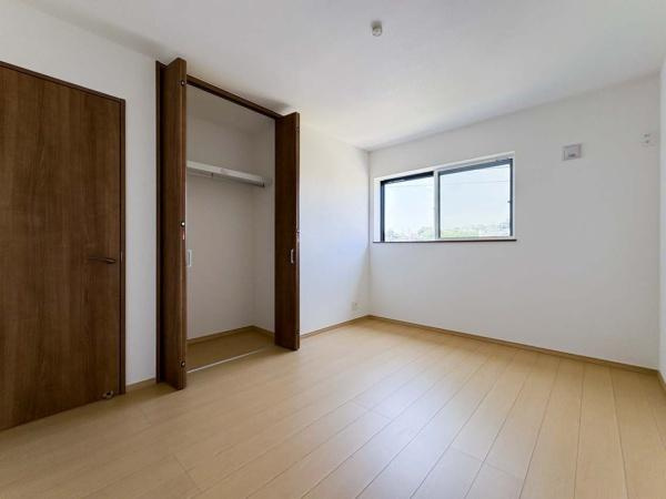 横須賀市平作２丁目の新築一戸建の洋室|一人ひとりの大切なプライベート空間。趣味・感性で個性的に飾って頂けるようシンプルに。。ゆとりある広さで、一人の時間をゆったりと過ごせる安らぐお部屋になるはずです。