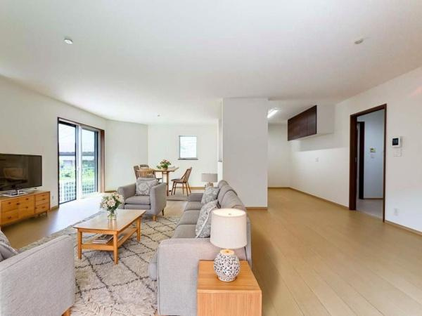 横須賀市平作２丁目の新築一戸建の居間・リビング|子供の笑い声やママとパパの楽しい会話、料理をする音や、テレビの音など当たり前の生活が送ることができる幸せ。そんな幸せをこの家で作り上げてみてはいかがですか。※家具はCGです。