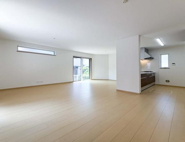 横須賀市平作２丁目の新築一戸建の居間・リビング|リビングで子供が走ってる姿を見ながら、大きなソファやダイニングテーブルでゆったり食事をしたりくつろぎたい。そんな夢が叶えられる空間です！