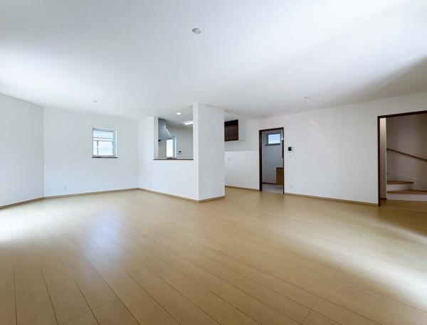 横須賀市平作２丁目の新築一戸建の居間・リビング|家族みんなが集まるリビング。やさしい色合いのフローリングと白いクロスの明るい空間はきっと家族の心も穏やかに癒してくれます。